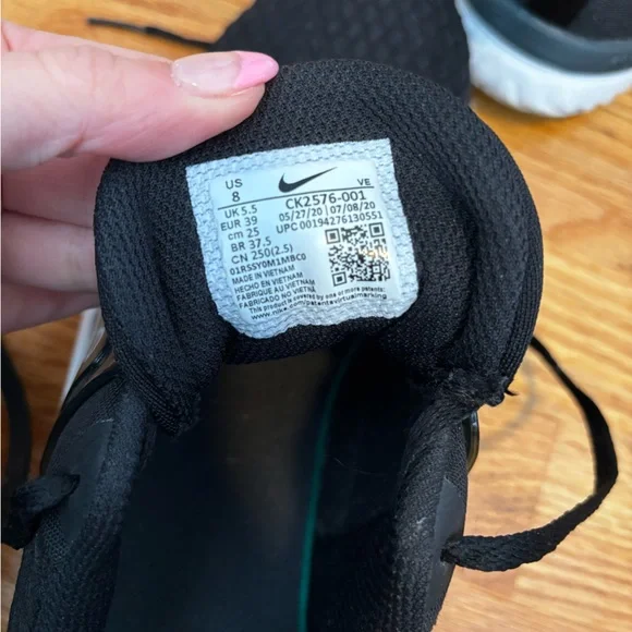 Black Nike tennis shoes - Picture 4 of 4